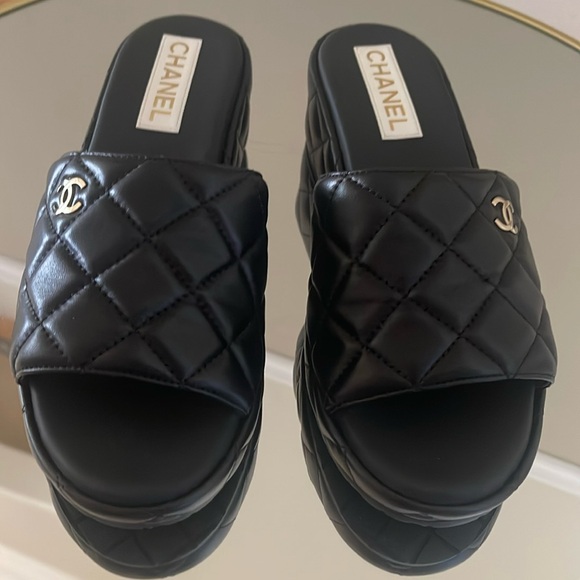 Chanel 23C quilted leather interlocking CC slides size 40 - Picture 7 of 16